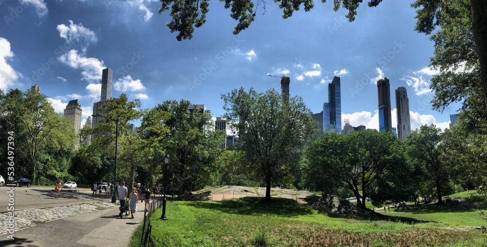 Blick im Central Park mit Wolkenkratzern im Hintergrund, Manhattan, New York City, USA