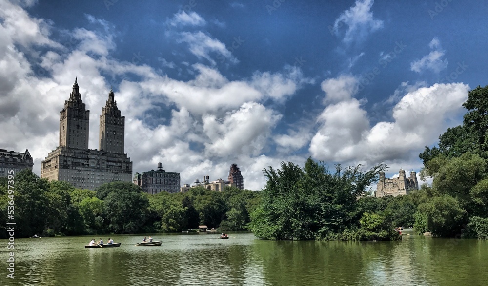 Blick über den See im Central Park mit dem Eldorado Building im Hintergrund, Manhattan, New York City, USA