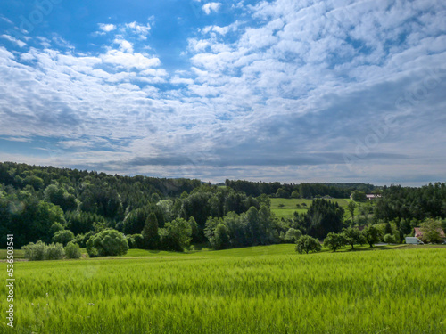 Blick über ein wunderschönes Tal in der Weststeiermark in der Nähe von Graz