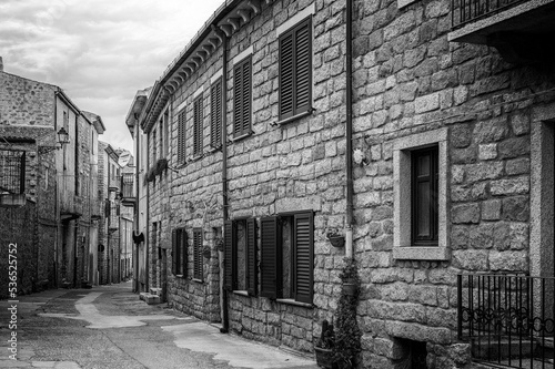 Alte Aufnahme einer kleinen, engen Gasse in der Altstadt von Tempio Pausania auf Sardinien