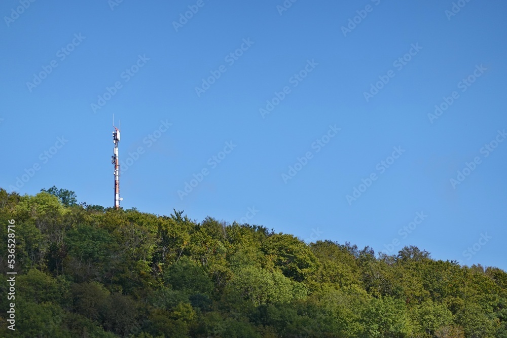 Obraz premium Sendemast im Wald