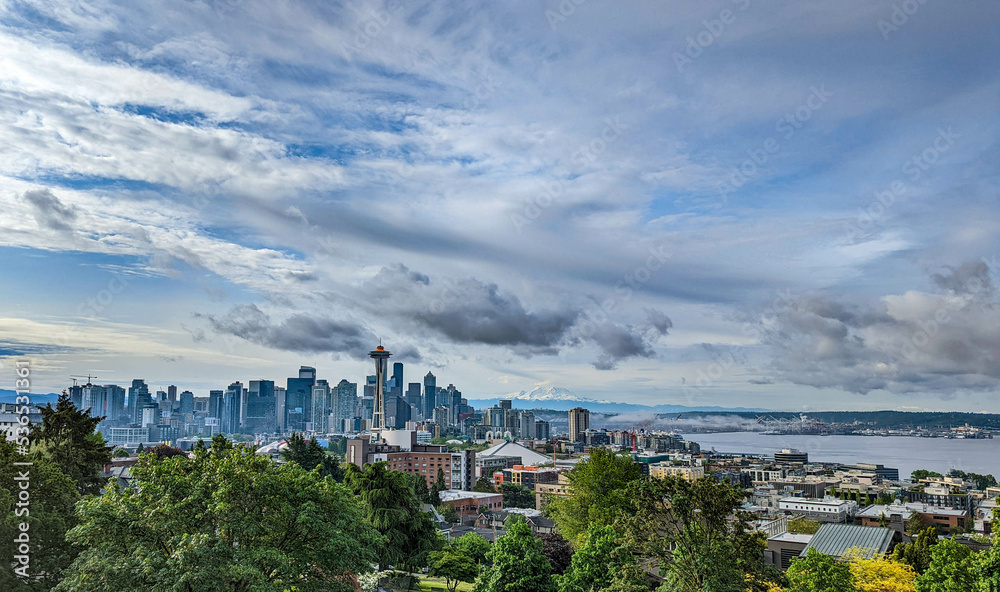 Fototapeta premium Seattle Washington Skyline with Clouds and Mount Rainier