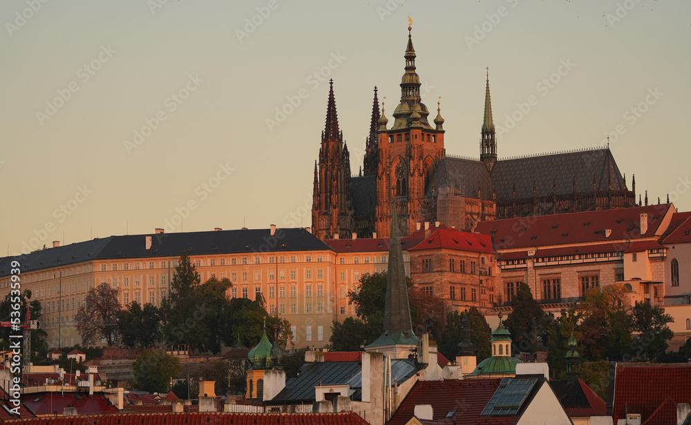 Obraz premium Sunrise over Prague Castle and Saint Vitus Cathedral, amazing warm autumn light early in the morning. Travel to Czech republic.
