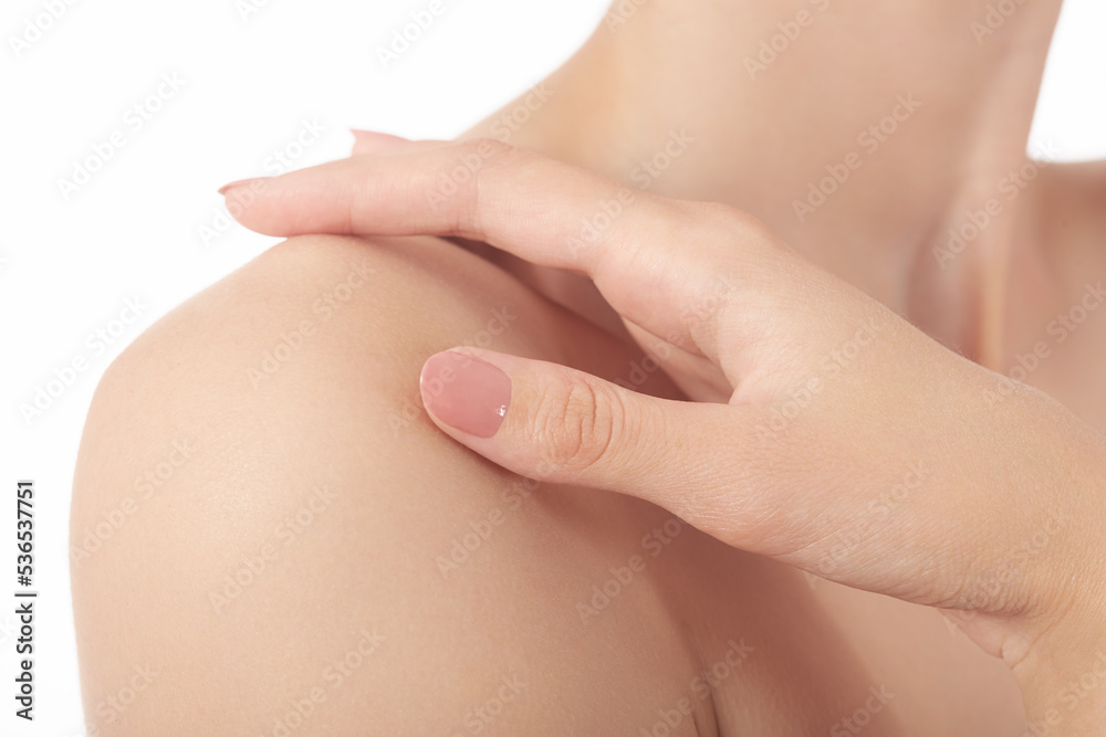 fingers on clavicles fingers on clavicles