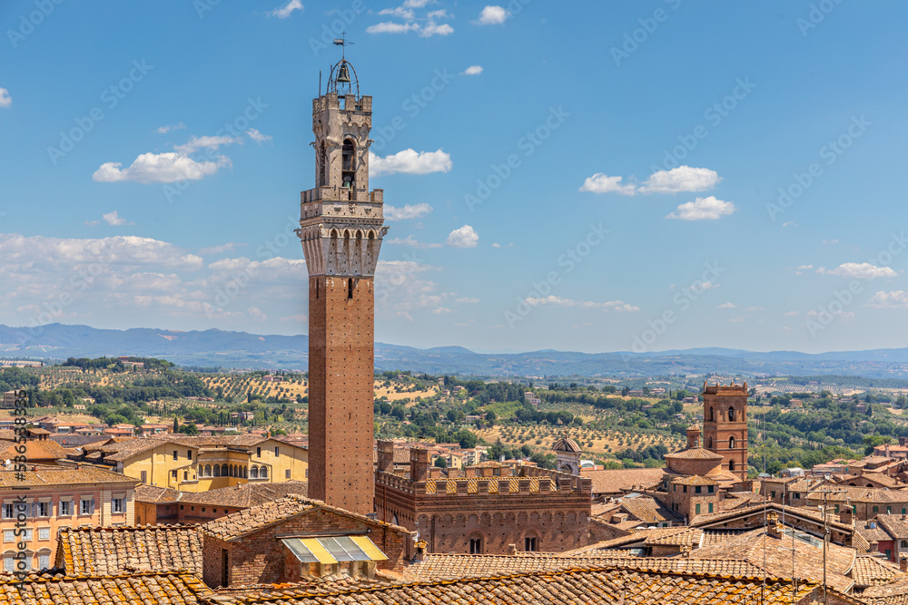 Vue sur le Palazzo Pubblico et la Torre del Mangia, à Sienne, Italie, depuis le Facciatone