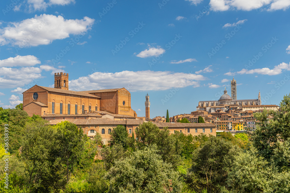 Vue sur la Basilica di San Domenico, la Torre del Mangia et le Duomo di Santa Maria Assunta, à Sienne, Italie