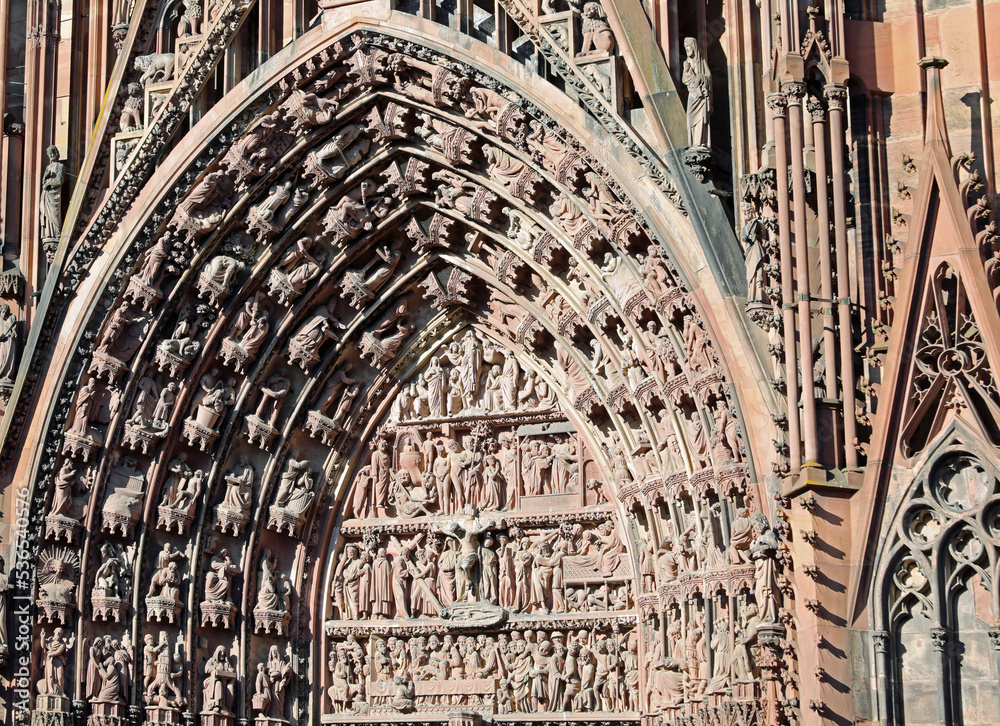 Φωτογραφία statues of saints and religious of the Cathedral of Notre Dame of Strasbourg in