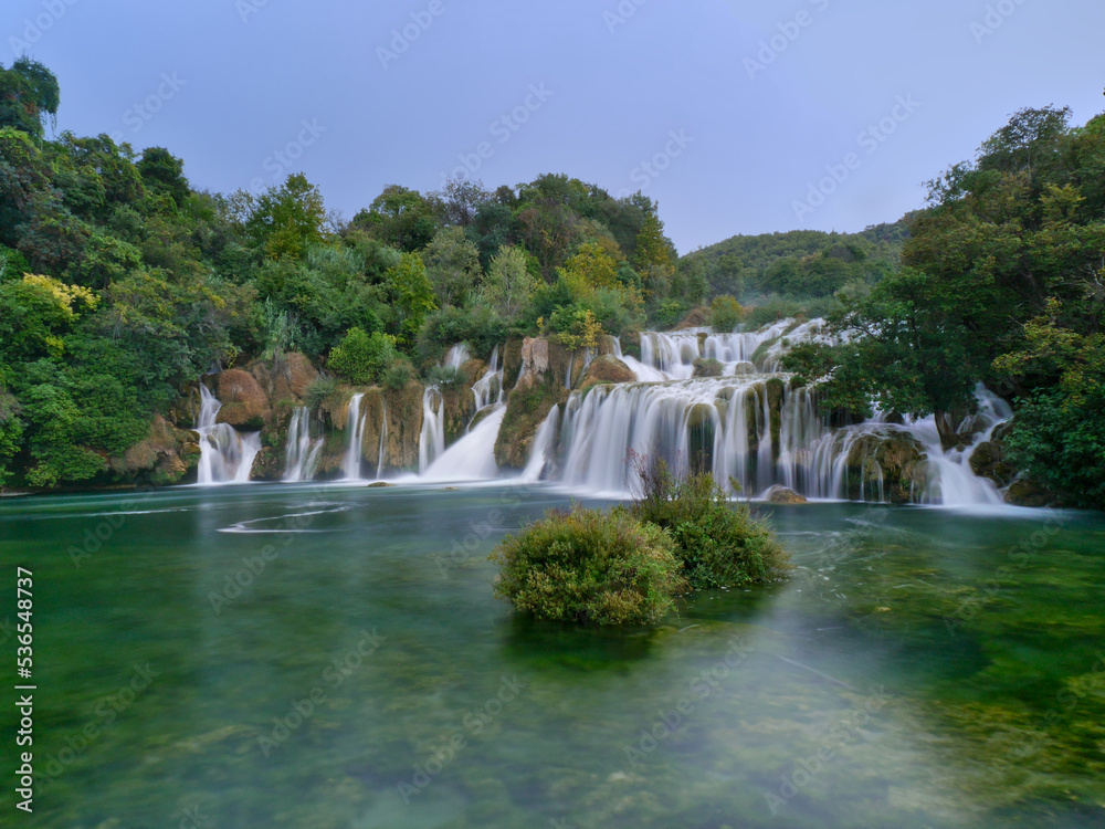 Naklejka premium Langzeitbelichtung vom Wasserfall Skradinski Buk im Krka Nationalpark Kroatien
