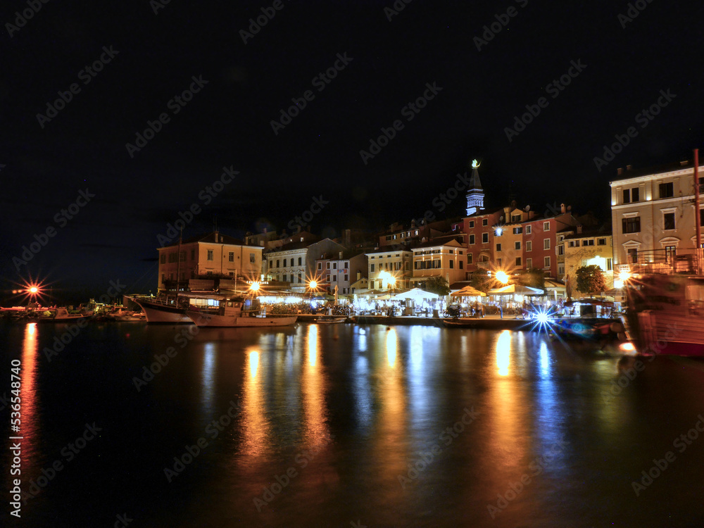 Langzeitbelichtung vom kroatischen Ort Rovinj an der Adria bei Nacht