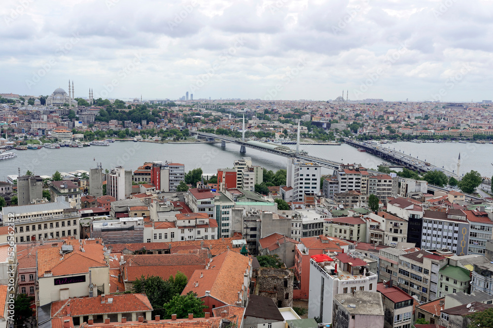 Ausblick vom Galataturm auf Brücken über Bosporus, Istanbul, europäischer Teil, Türkei, Asien