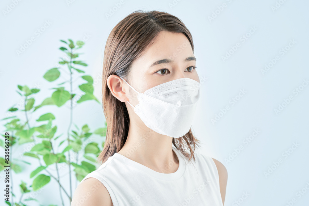 マスクをつけた若い女性 マスクをつけた若い女性