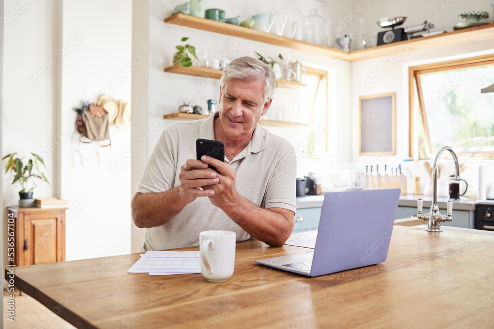 Obraz premium Senior man, phone and retirement budget in home kitchen for digital banking application, investment planning and fintech savings. Elderly person smartphone investing, finance management and insurance