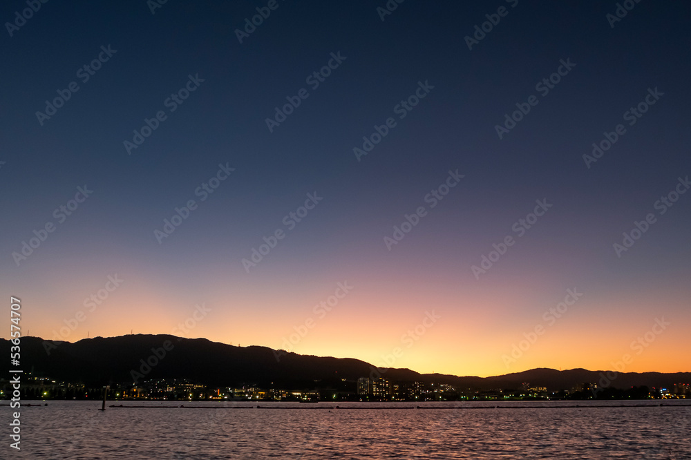 琵琶湖の日没　オレンジのグラデーション