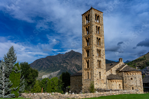 Sommerurlaub in den spanischen Pyrenäen: Sant Climent de Taüll, eine frühromanische Kirche im Vall de Boi - UNESCO, Welterbe photo