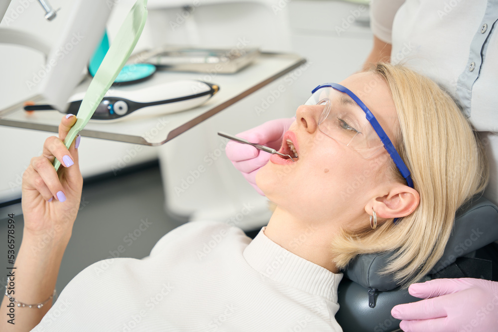 Naklejka premium Patient in goggles looks in the mirror