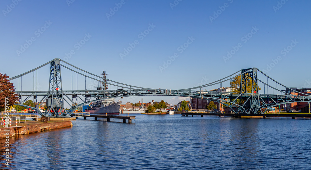 Naklejka premium Museumsschiff & Brücke