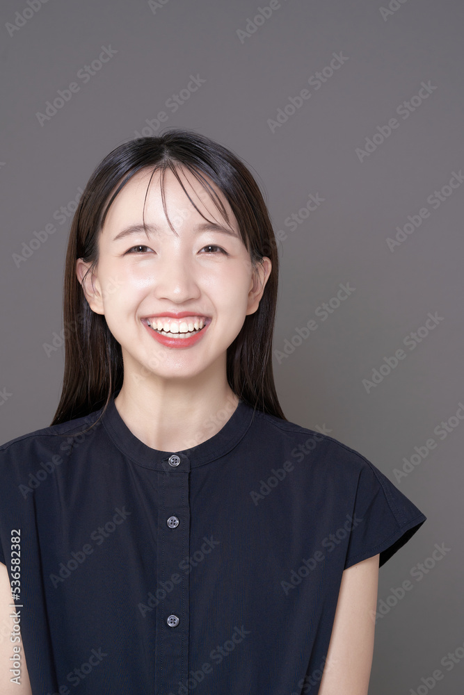 メイクアップした若い女性とグレー背景 メイクアップした若い女性とグレー背景