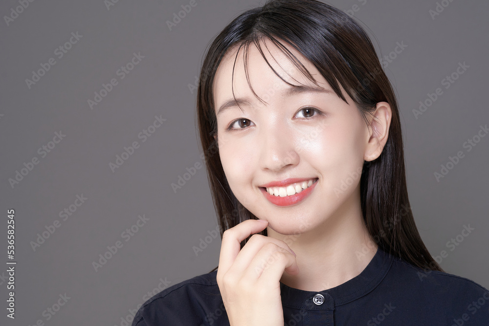 メイクアップした若い女性とグレー背景 メイクアップした若い女性とグレー背景