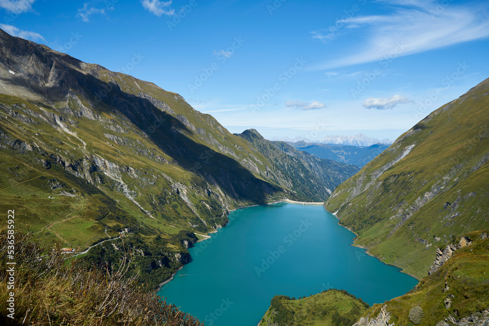 Stausee Wasserfallboden in Hohe Tauern in den Alpen von Österreich - Blick von oben auf das türkis-blaue Wasser