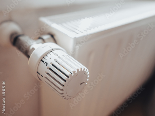 Thermostat de chauffage radiateur - Réglage de la température de son logement pour faire des économies, à cause de l'augmentation des prix de l'énergie et du gaz