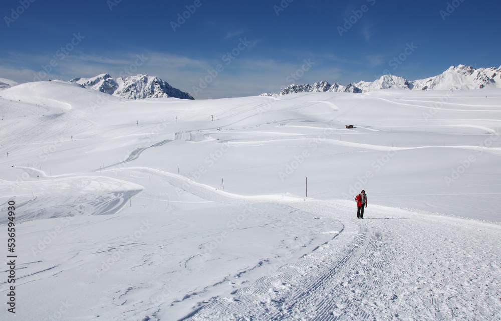 randonnée en haute altitude à l'Alpe d'Huez en hiver sous un ciel bleu et de la neige fraîche