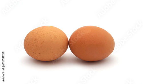 Deux oeufs bio entiers isolés sur fond blanc