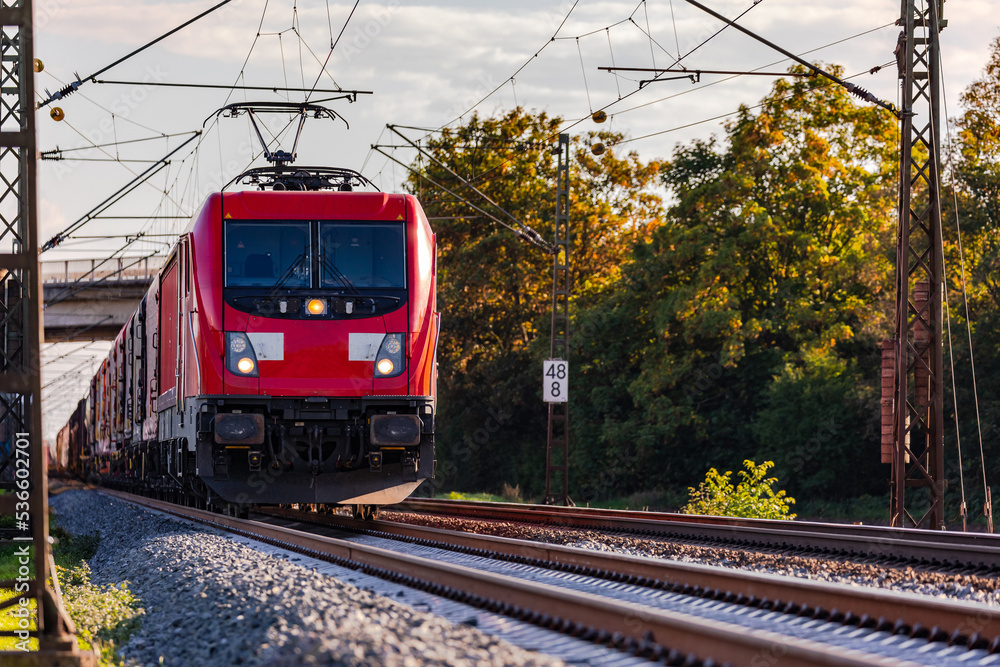 Ein Regionalzug der Bahn auf einer Strecke im Personenverkehr durch ländliches Gebiet bekämpft die Klimakrise