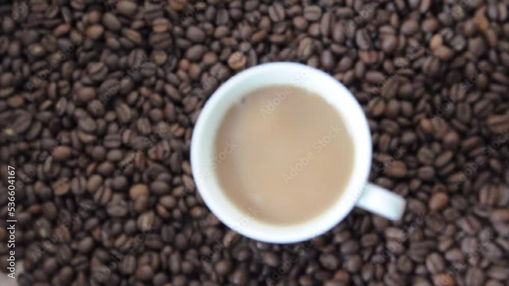 Sucre qui tombe dans du café