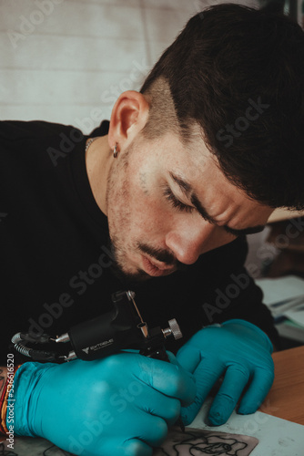 Tatuador Novato Practicando Tattoo