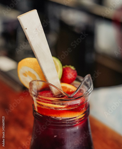 Foto Jarra de litro de sangría elaborada con vino tinto y zumos de frutas