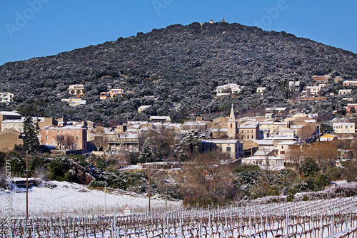 Faugères sous la neige village parc du Haut Languedoc Hérault Occitanie  Commune viticole pays de Béziers photo