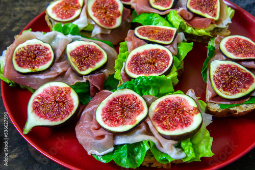 Sandwiches with lettuce, ripening ham and figs
