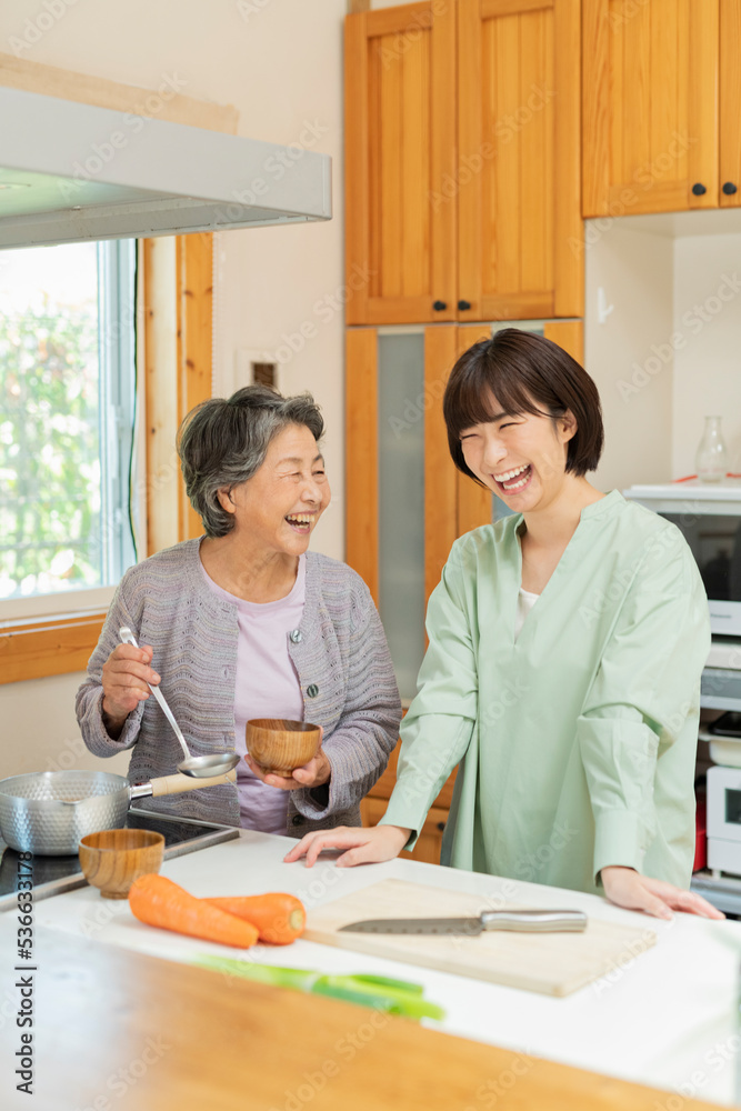 Obraz premium 祖母に料理を教わる孫