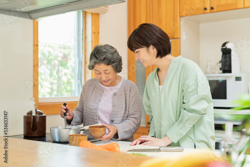 祖母に料理を教わる孫