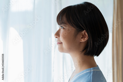 窓際に立つ女性医療従事者 Free Download 窓際に立つ女性医療従事者 - GFXLoad