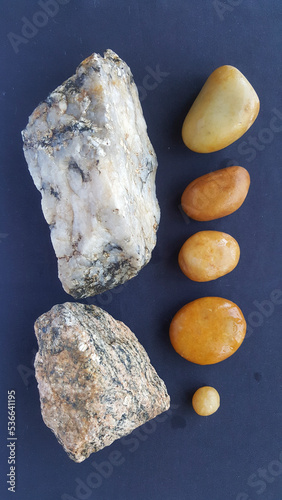 Coleção de pedras naturais de quartzo coletadas durante pedalada percorrendo o Caminho da Fé, entre as cidade de Borda da Mata e Campos do Jordão, em setembro de 2022. photo