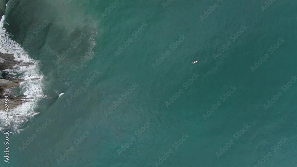 Drone - vue aérienne - Nature belle falaise avec embarcation bateau surplombant océan atlantique en Espagne à Mendatagaina sans aucune personne en marée basse de jour