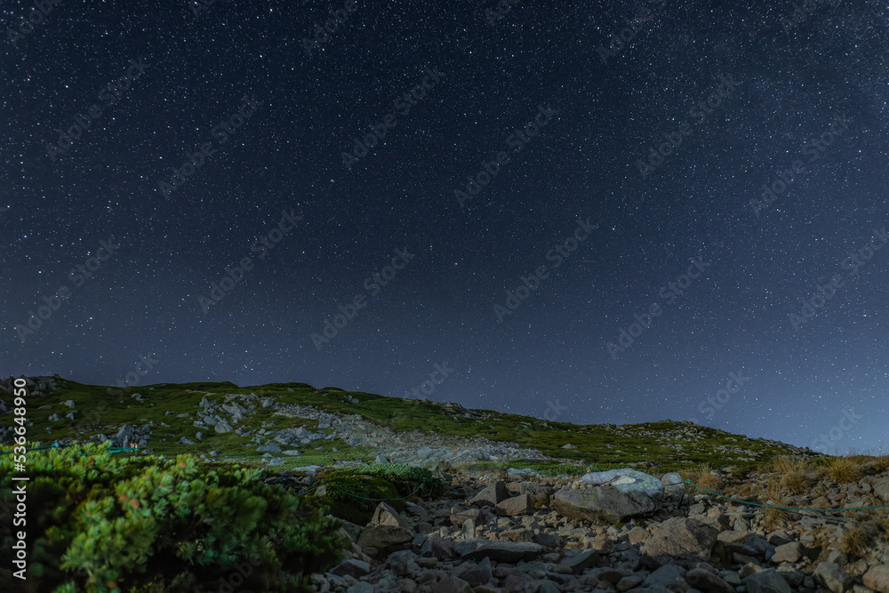 中央アルプス木曽駒ヶ岳上空に広がる満天の星空を撮影