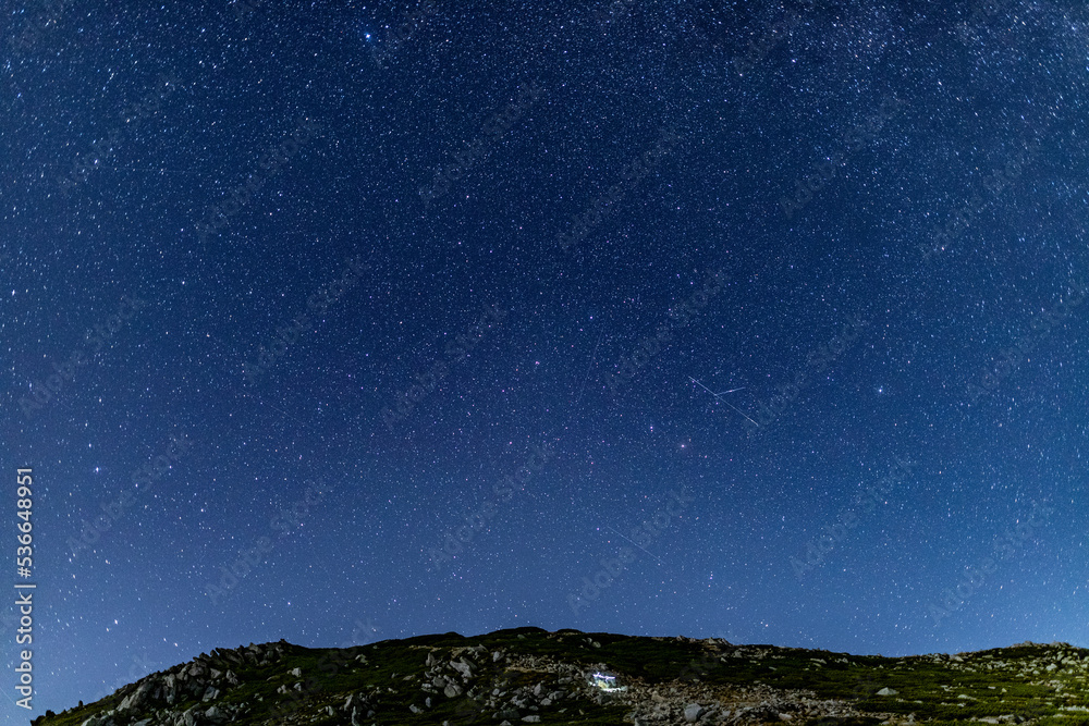 中央アルプス木曽駒ヶ岳上空に広がる満天の星空を撮影