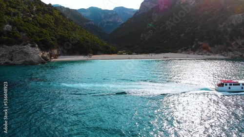Rückwärtsflug während Kreuzfahrt und Segelboot Schiff an der Küste der Insel Sardinien bei Olbia über das Meer in einer Bucht im Urlaub fahren 4k