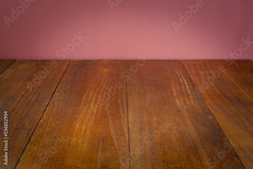 木目の床、ピンクの壁の背景
