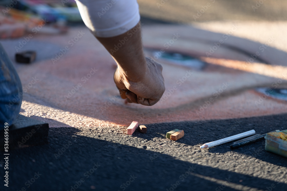 Obraz premium Artist drawing at a chalk art festival