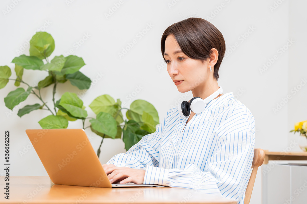 ヘッドホンをつけた私服の日本人女性 ヘッドホンをつけた私服の日本人女性