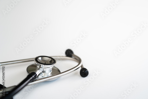 白テーブルの上に置かれた聴診器 医療イメージ