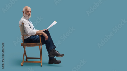 Foto Film director holding a screenplay