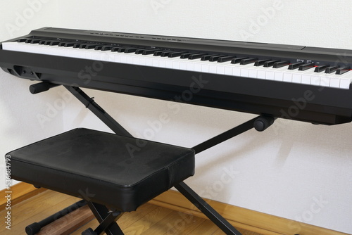 電子ピアノと椅子 photo