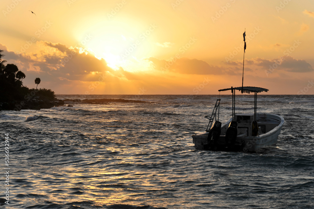Sonnenuntergang mit Boot am Playa del Carmen, Quintana Roo, Halbinsel Yucatan, Mexiko, Mittelamerika
