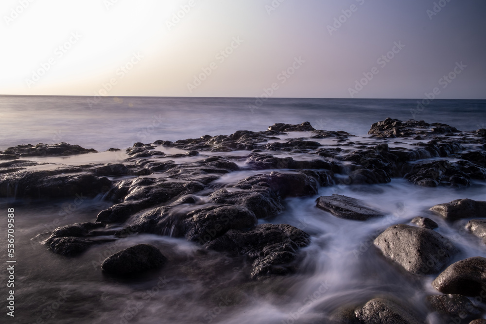 Obraz premium sunset and waves over the sea