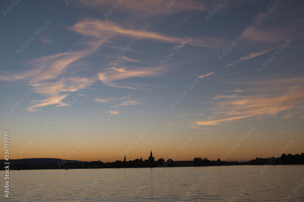 Stadtsilhouette von Konstanz im Abendlicht