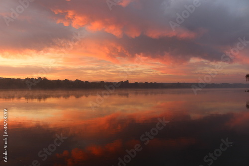 Piękny wschód słońca nad rzeką w jesienny poranek. © SZYMON